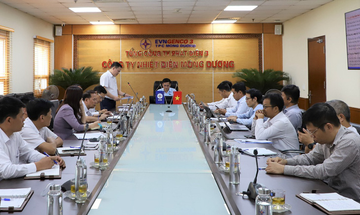 Ông Nguyễn Hữu Tuấn - giám đốc Công ty Nhiệt điện Mông Dương - báo cáo tại cuộc họp