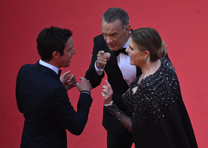 Tom Hanks nổi cáu trên thảm đỏ Cannes 2023 - Ảnh 4.