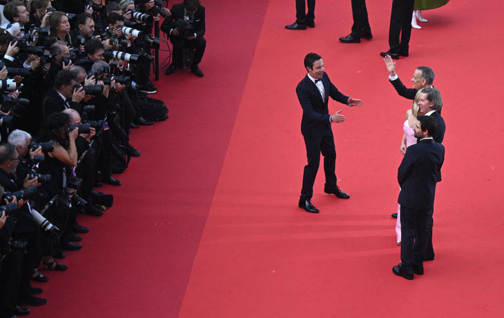 Tom Hanks nổi cáu trên thảm đỏ Cannes 2023 - Ảnh 3.