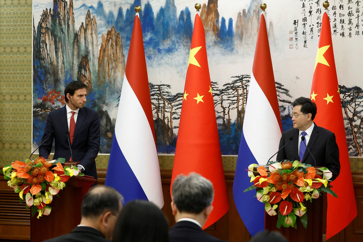 Ngoại trưởng Hà Lan Wopke Hoekstra (trái) và Ngoại trưởng Trung Quốc Tần Cương tại Bắc Kinh vào ngày 23-5 - Ảnh: REUTERS