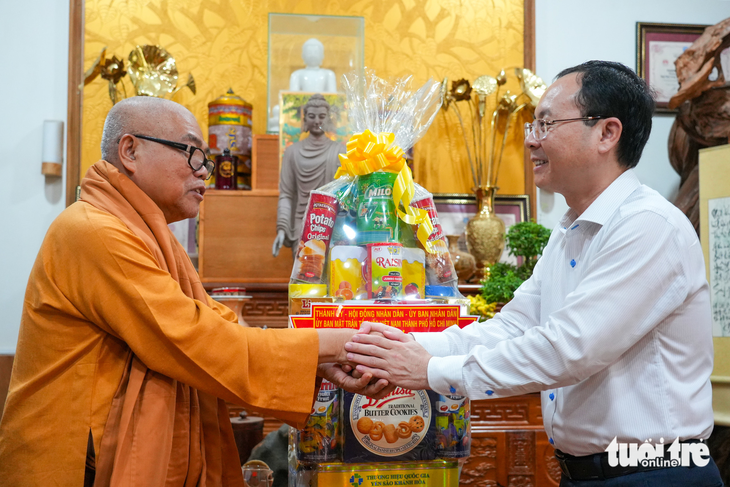Phó bí thư Thành ủy TP.HCM Nguyễn Văn Hiếu thăm các cơ sở Phật giáo - Ảnh 1.