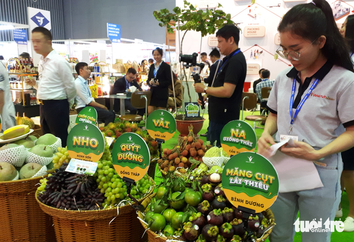 Nhiều loại nông sản, đặc sản vùng miền đã được các doanh nghiệp giới thiệu, bày bán tại hội chợ