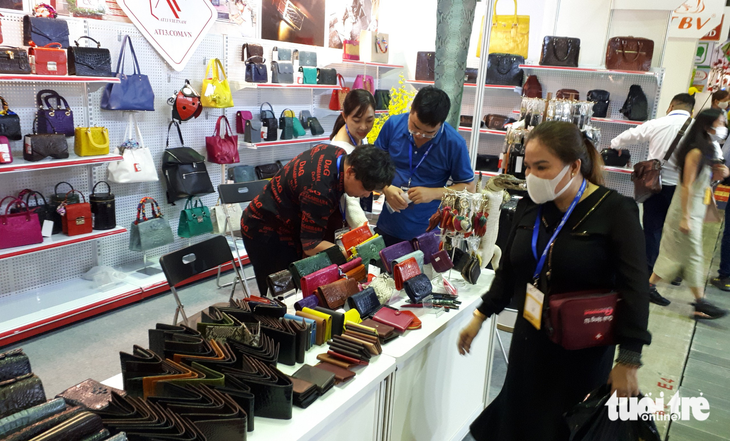 Đa dạng mặt hàng thời trang như giày dép, túi xách... được doanh nghiệp giới thiệu đến khách hàng