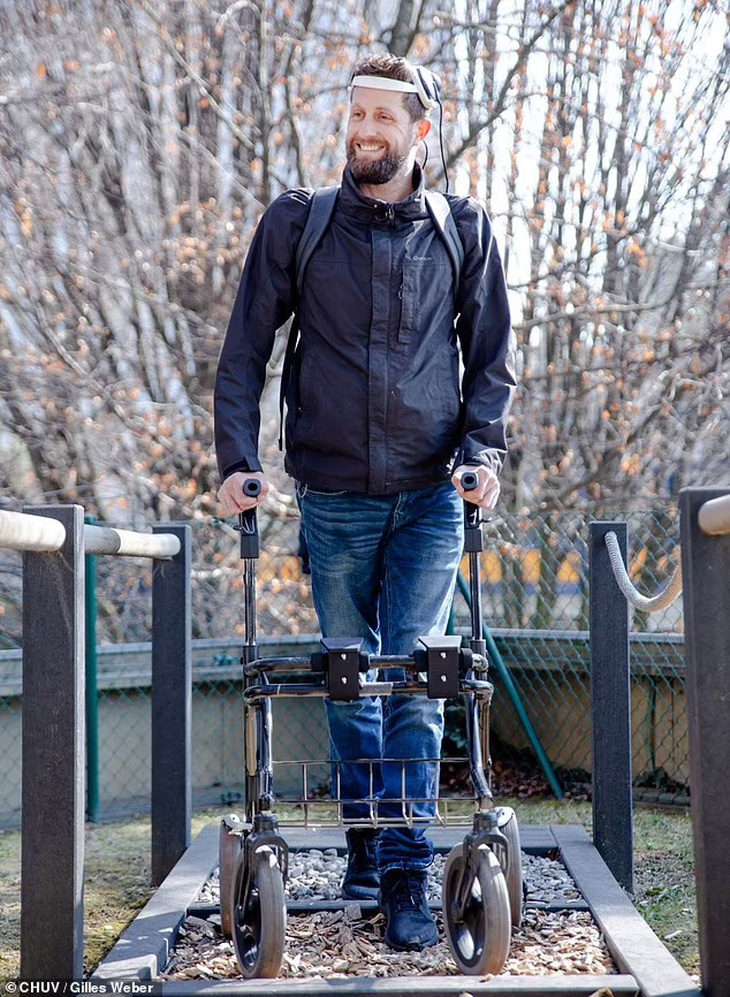 Thiết bị điện tử mới giúp người bị liệt 12 năm đi lại, leo cầu thang - Ảnh 1.
