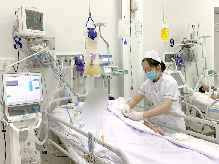 Một trong hai anh em ruột đang phải thở máy do ngộ độc botulinum tại Bệnh viện Chợ Rẫy (TP.HCM) - Ảnh: Bệnh viện cung cấp