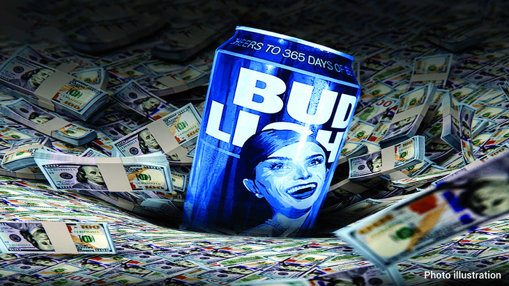 Mẫu lon bia có in hình Dylan Mulvaney do Bud Light sản xuất nhân dịp hợp tác với cô.  Ảnh: Fox News