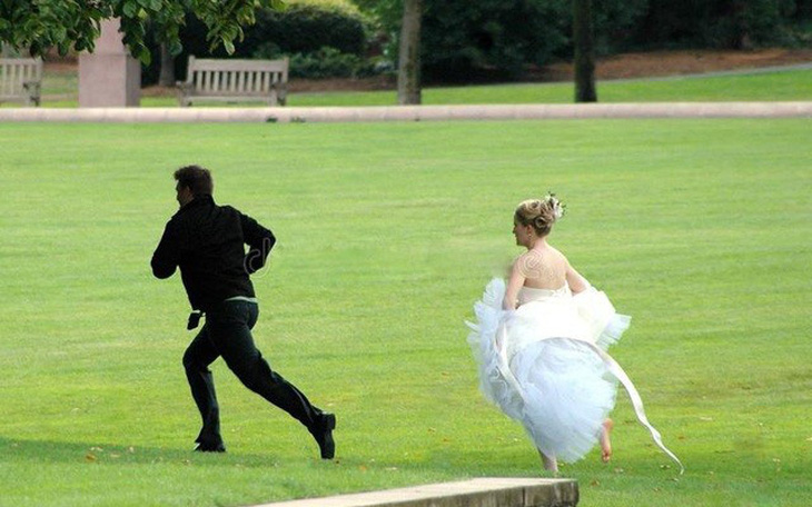 Chú rể trốn đám cưới, cô dâu đuổi theo 20km bắt về