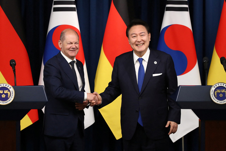 Thủ tướng Đức Olaf Scholz (trái) bắt tay Tổng thống Hàn Quốc Yoon Suk Yeol sau cuộc họp báo chung tại Seoul ngày 21-5 - Ảnh: REUTERS