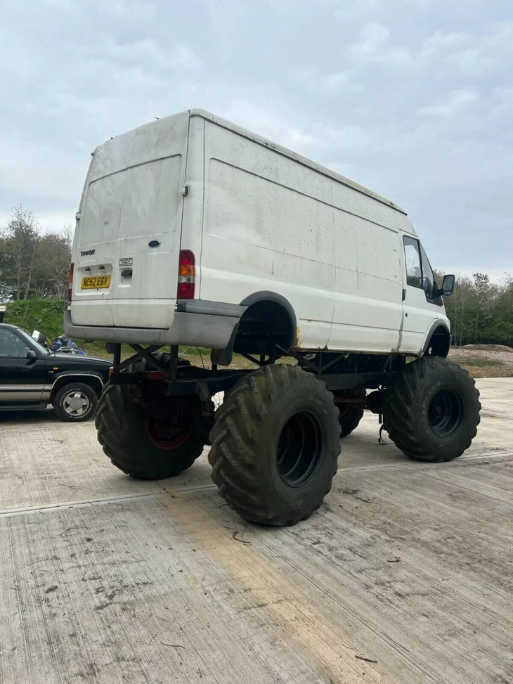 Ford Transit phiên bản quái vật được rao bán hơn 6.200 USD - Ảnh 3.