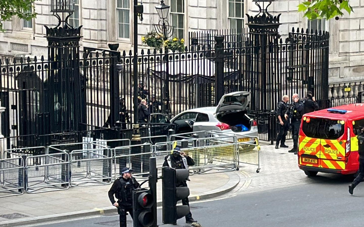 Cổng khu vực dinh Thủ tướng bị xe lao vào, Anh nâng báo động khủng bố lên 