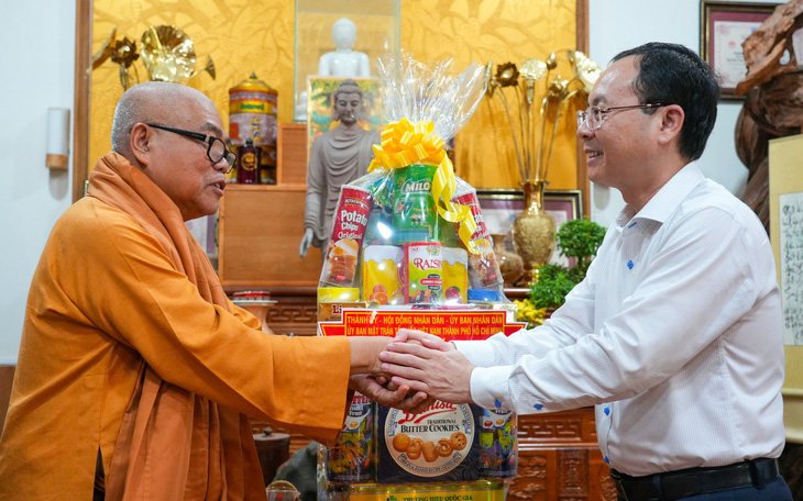 Phó bí thư Thành ủy TP.HCM Nguyễn Văn Hiếu thăm các cơ sở Phật giáo