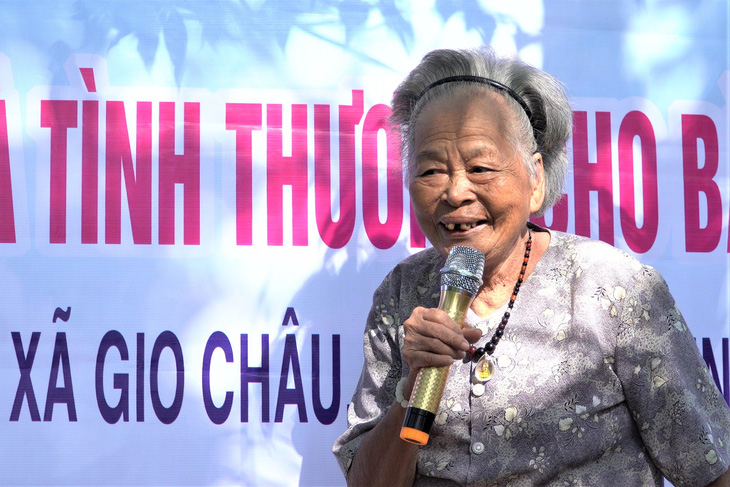 Bà Trần Thị Hòa nói lời cám ơn đến  PC Quảng Trị