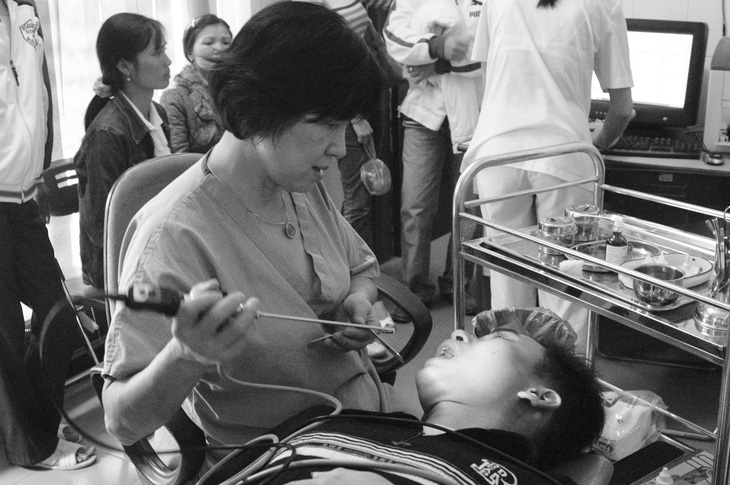 PGS.TS Nguyễn Thị Ngọc Dinh đang thăm khám cho bệnh nhân - Ảnh: HÀ LINH