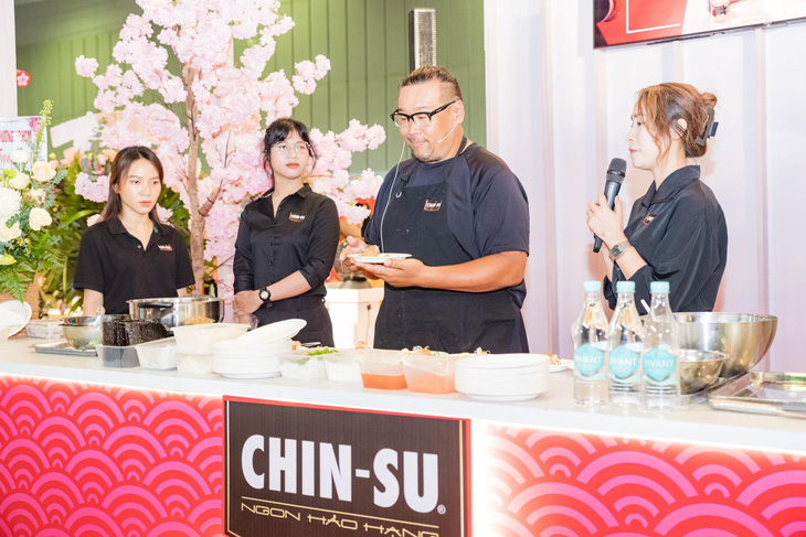 "Sushi cá hồi" - món ăn gây bất ngờ cho đông đảo khách tham dự sự kiện khi được chế biến cùng nước mắm Việt Nam.