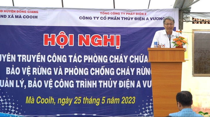 Ông Ngô Xuân Thế - phó tổng giám đốc Công ty CP thủy điện A Vương phát biểu tại hội nghị - Ảnh: Lê Lãm