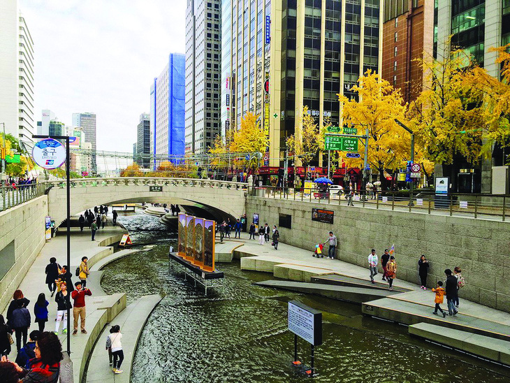 Suối Cheonggyecheon (âm Hán Việt: Thanh Khê Xuyên) dài 5,8km chảy qua thủ đô Seoul của Hàn Quốc. Ảnh: Mark Pegrum