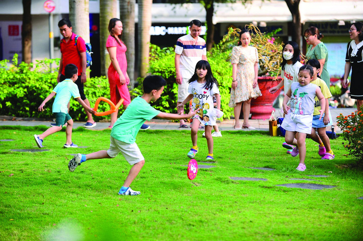 Cha mẹ dành thời gian hướng dẫn trẻ vui chơi để cân bằng cảm xúc, tránh rối loạn tâm lý. Ảnh: QUANG ĐỊNH