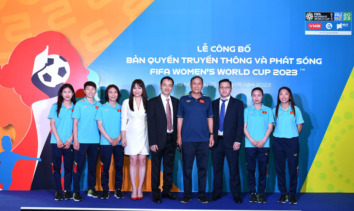 HLV Mai Đức Chung và các nữ tuyển thủ trong lễ công bố bản quyền World Cup 2023 tại Việt Nam - Ảnh: MINH ĐỨC