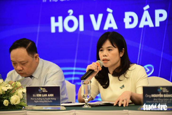 Bà Kim Lan Anh, phó vụ trưởng vụ truyền thông, Ngân hàng Nhà nước trả lời về định hướng nâng cao kỹ năng tài chính cho người dân - Ảnh: QUANG ĐỊNH