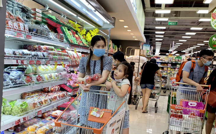 Bước vào mùa hè, các siêu thị thuộc Saigon Co.op tung khuyến mãi lớn để khách hàng thoải mái mua sắm - Ảnh: BÔNG MAI