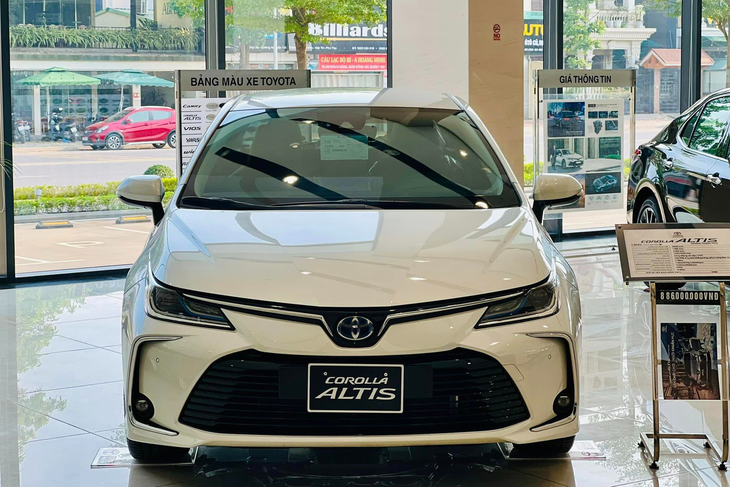 Tin tức giá xe: Toyota Corolla Altis giảm 100 triệu tại đại lý, bản hybrid giảm sâu nhất - Ảnh 1.