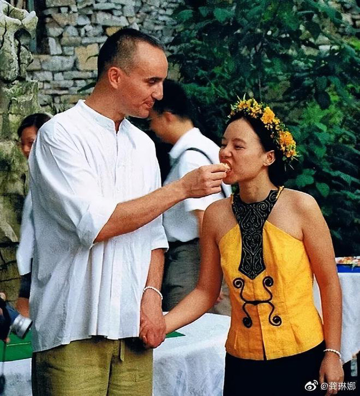 Cung Lâm Na: 47 tuổi tái xuất Cbiz, oanh tạc sô ‘Đạp gió 2023’ và cuộc hôn nhân đáng ngưỡng mộ - Ảnh 11.