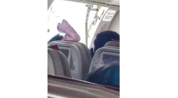 Máy bay Asiana Airlines bung cửa khi còn ở trên không - Ảnh: YONHAP