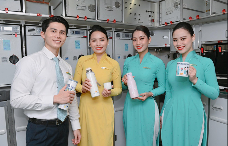 Vietnam Airlines mong muốn hành khách hưởng ứng mang bình nước cá nhân và vật dụng thay thế đồ dùng một lần trên máy bay để giảm thiểu phát thải ra môi trường - Ảnh: VNA