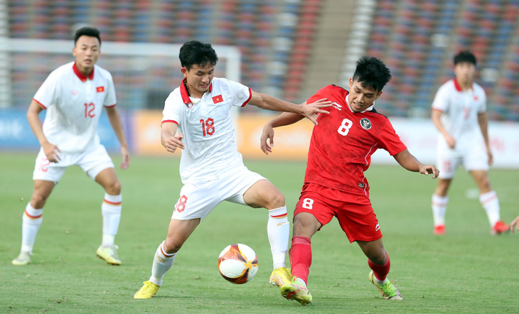 U23 Việt Nam (trái) sẽ có thêm giải đấu &quot;dễ thở&quot; để trưởng thành - Ảnh: N.K.