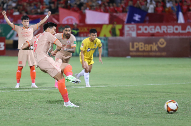 Công An Hà Nội thắng ngược Sông Lam Nghệ An trong trận đấu có tranh cãi - Ảnh 3.
