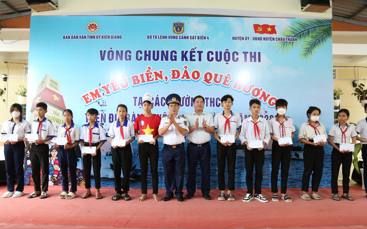 Cảnh sát biển đỡ đầu học sinh nghèo - Ảnh 2.