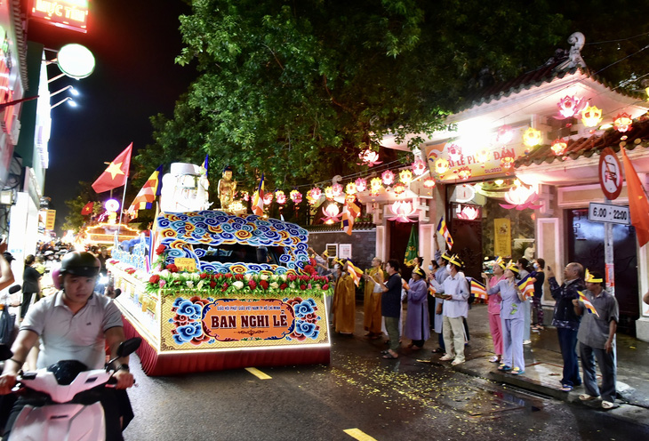 Diễu hành xe hoa mừng Phật đản, tưởng niệm Bồ tát Thích Quảng Đức - Ảnh 1.