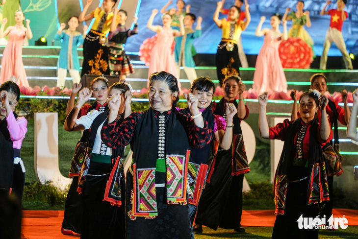 Xem xòe Thái, nhảy tha khềnh Ngày hội du lịch - văn hóa Sơn La - Ảnh 1.