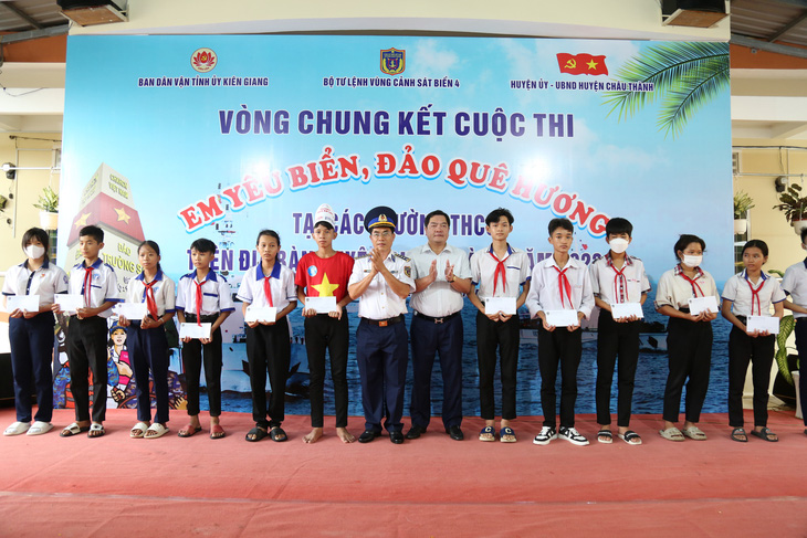 Các em học sinh nghèo ở Kiên Giang nhận học bổng Bộ tư lệnh Vùng Cảnh sát biển 4 - Ảnh: VĂN MẪN