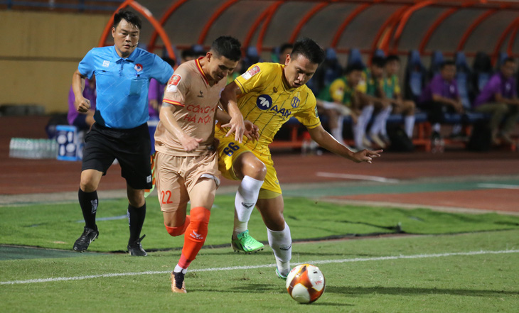 Trợ lý trọng tài sai khi phất cờ cầu thủ Sông Lam Nghệ An việt vị - Ảnh 2.