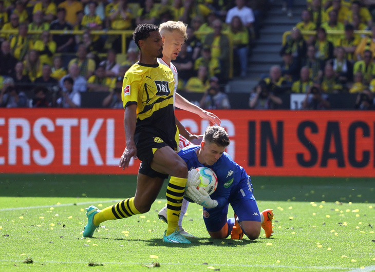 Thắng kịch tính, Bayern Munich lách khe cửa hẹp để vô địch Bundesliga - Ảnh 1.