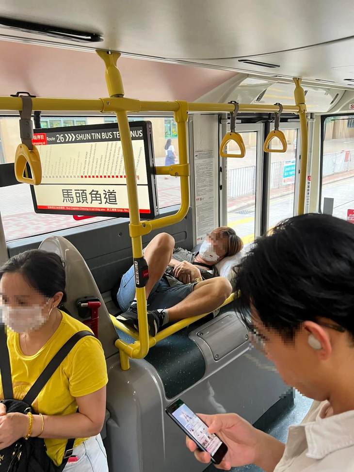 Ngủ trên giá hành lý xe buýt và câu chuyện khiến cộng đồng thông cảm - Ảnh 2.
