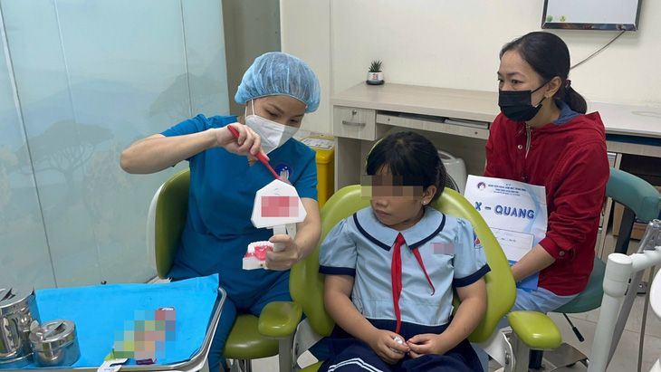 Điều dưỡng Bệnh viện Răng hàm mặt trung ương (TP.HCM) hướng dẫn bệnh nhi và phụ huynh cách chăm sóc răng đúng - Ảnh: Bệnh viện cung cấp 