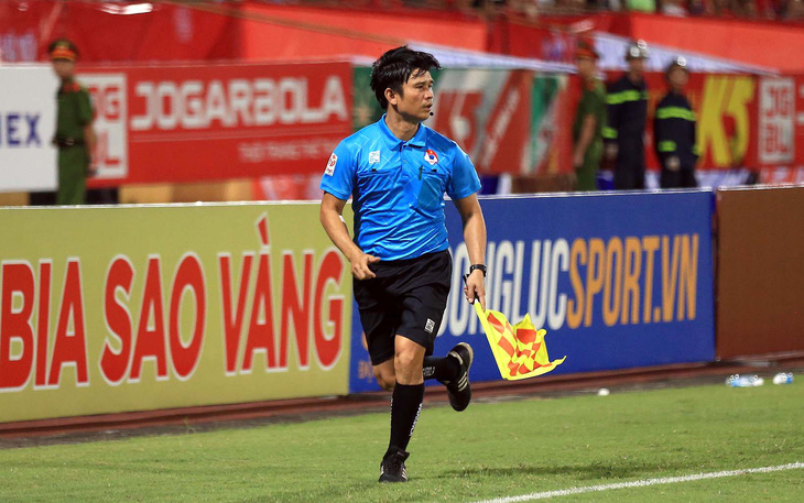 Trợ lý trọng tài sai khi phất cờ cầu thủ Sông Lam Nghệ An việt vị - Ảnh 1.