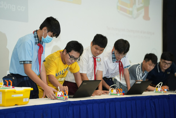 Các thí sinh cùng nhau làm việc nhóm để giải quyết các vấn đề theo chủ đề cuộc thi Robotacon WRO năm nay - Ảnh: BTC cung cấp