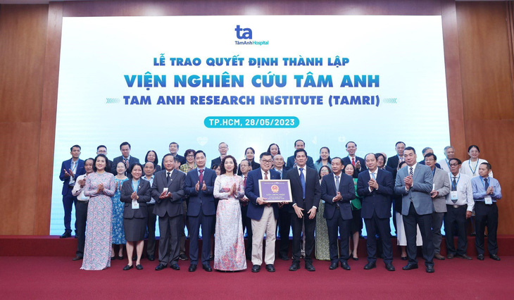 Sở Khoa học và Công nghệ TP.HCM trao quyết định thành lập Viện nghiên cứu Tâm Anh - Ảnh: Diệu Minh