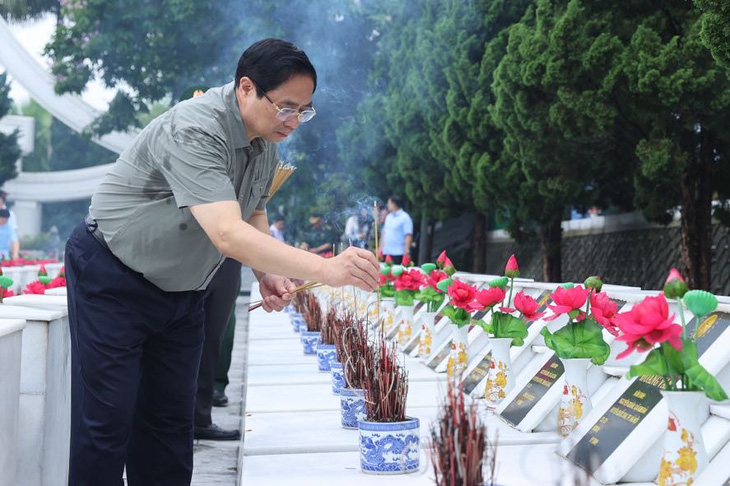 Thủ tướng viếng Nghĩa trang liệt sĩ Vị Xuyên - Ảnh 3.