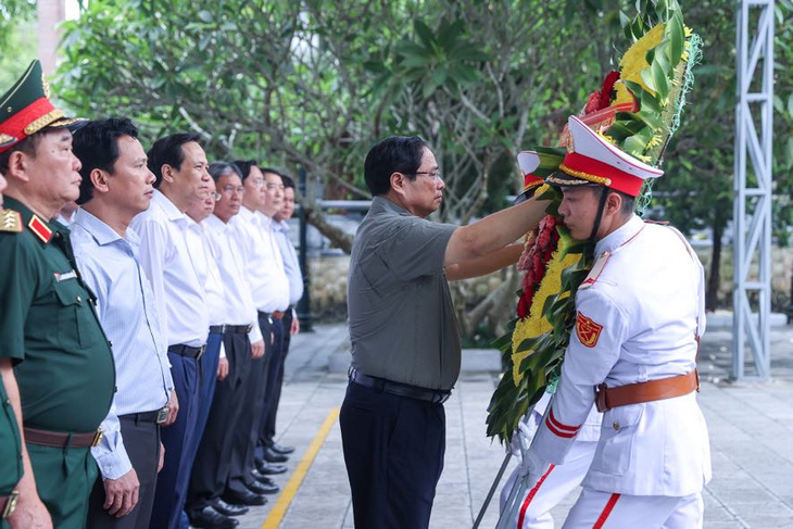 Thủ tướng viếng Nghĩa trang liệt sĩ Vị Xuyên - Ảnh 4.