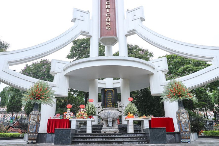 Thủ tướng viếng Nghĩa trang liệt sĩ Vị Xuyên - Ảnh 1.