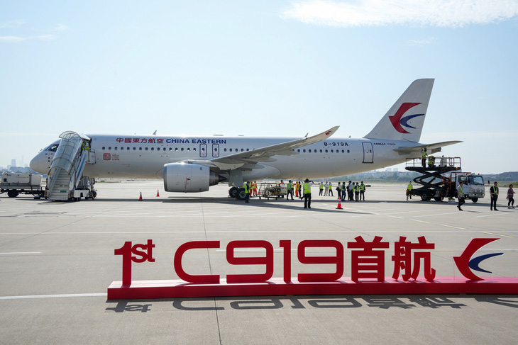 Máy bay thân hẹp của Trung Quốc bay thương mại lần đầu - Ảnh 1.