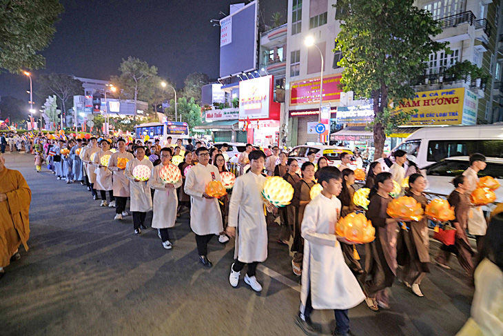 Phật tử tham gia lễ rước Phật từ tổ đình Ấn Quang đến Việt NamQuốc Tự tối 26-5 - Ảnh: ĐỨC PHƯỚC