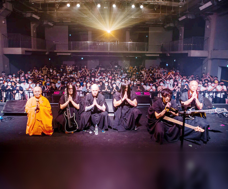 Ni sư Diệu Bổn (bìa trái) cùng các thành viên ban nhạc Dharma chụp ảnh với khán giả sau một buổi biểu diễn tại Đài Loan - Ảnh: Uniteasia