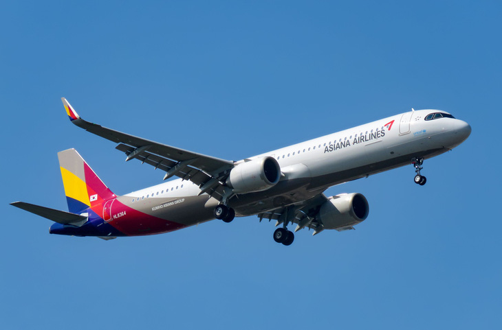 Asiana Airlines ngừng bán một số ghế sau vụ khách mở cửa thoát hiểm - Ảnh 1.