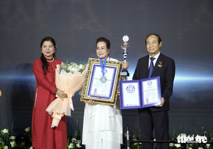 Trao hai kỷ lục thế giới về ấm tử sa cho bà Ngô Thị Thanh Tâm - Ảnh 1.