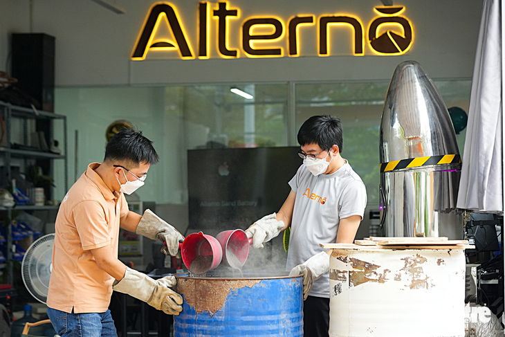 Các thành viên trẻ Công ty Alterno thí nghiệm nấu nước nóng từ hệ thống pin cát do nhóm nghiên cứu là start-up tiêu biểu tham dự giải thưởng Tuổi Trẻ Start-up Award 2023 - Ảnh: HỮU HẠNH